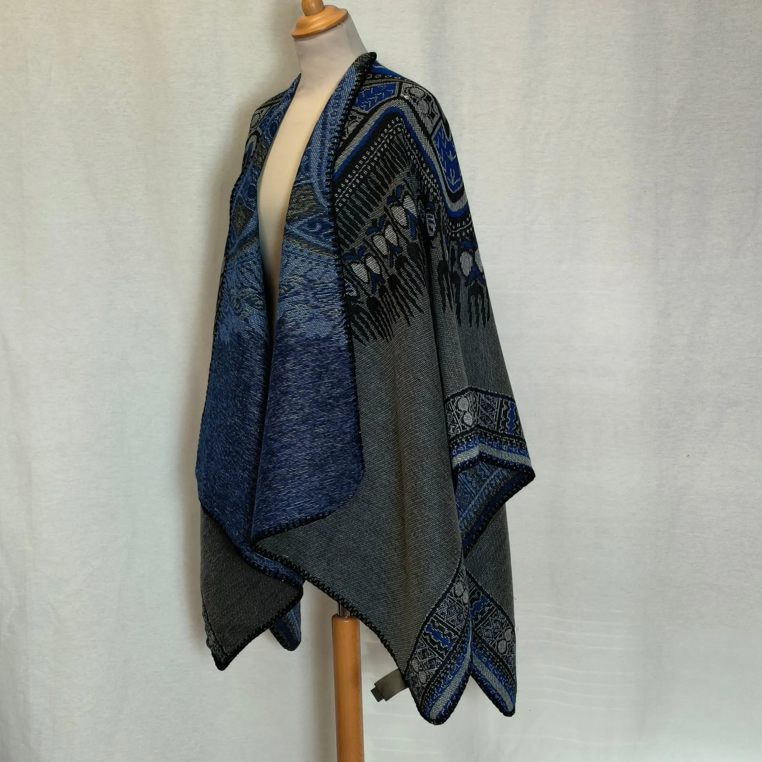 Poncho Pluma | Laura Vita Hot