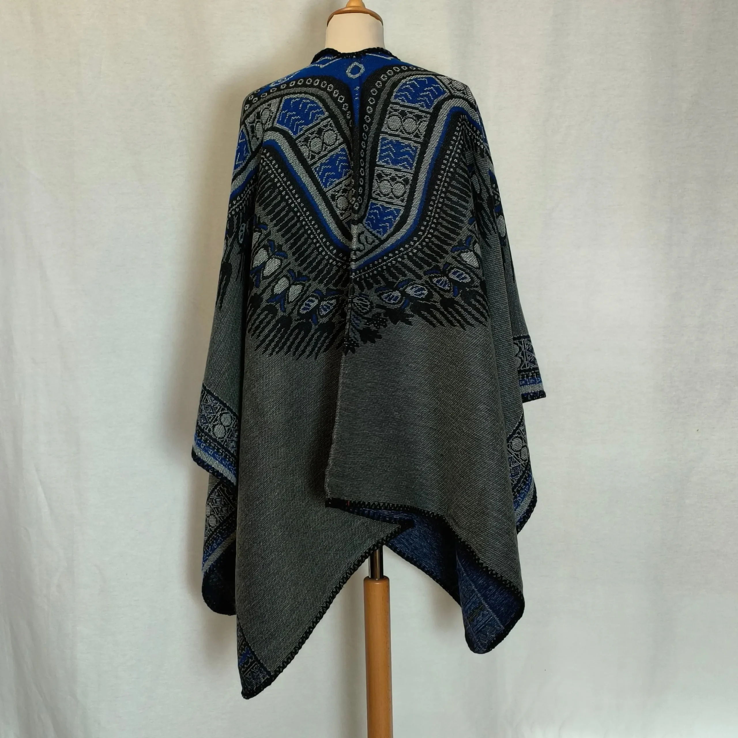 Poncho Pluma | Laura Vita Hot